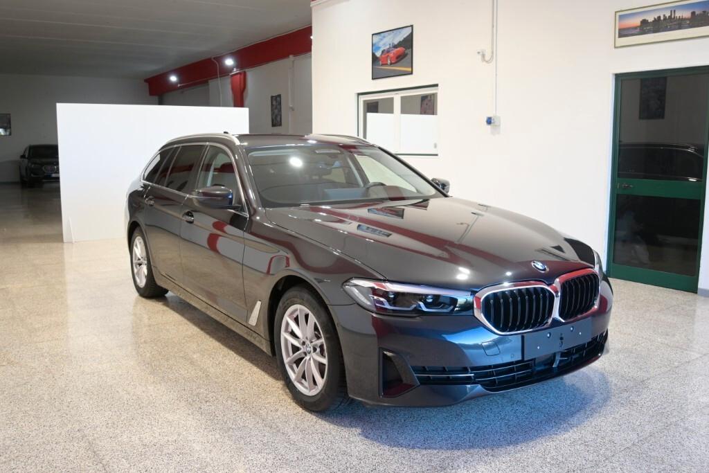 BMW 518D TOURING 136CV STEPTRONIC BUSINESS ADVANTAGE ( FARI LED ADATTIVI - BMW DIGITAL COCKPIT - ACTIVE CRUISE - PELLE - AMBIENT LIGHTS - NAVI - MIRROR - PARK ASSISTANT - TELECAMERA POST. )