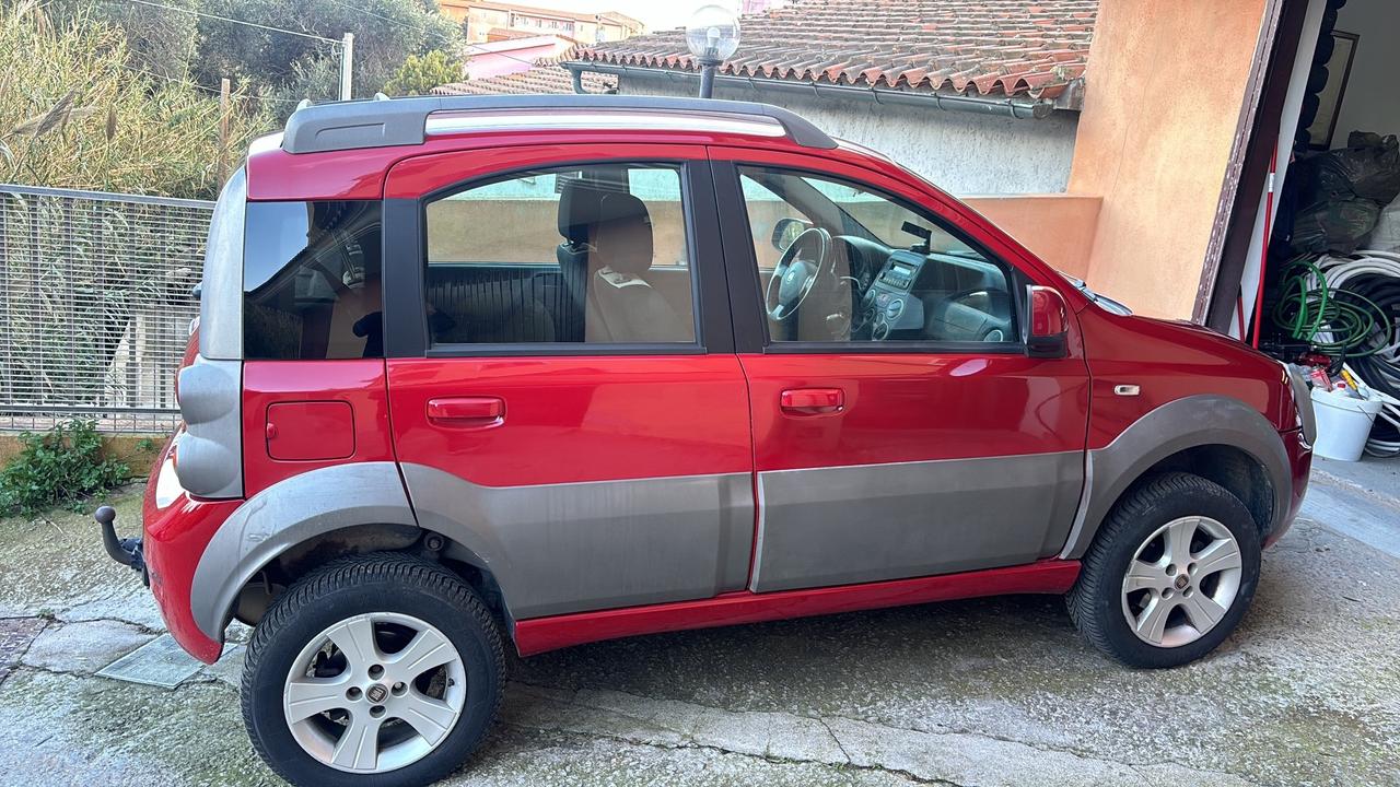 Fiat Panda 1.3 MJT 16V DPF 4x4 Cross serie speciale gancio traino di serie