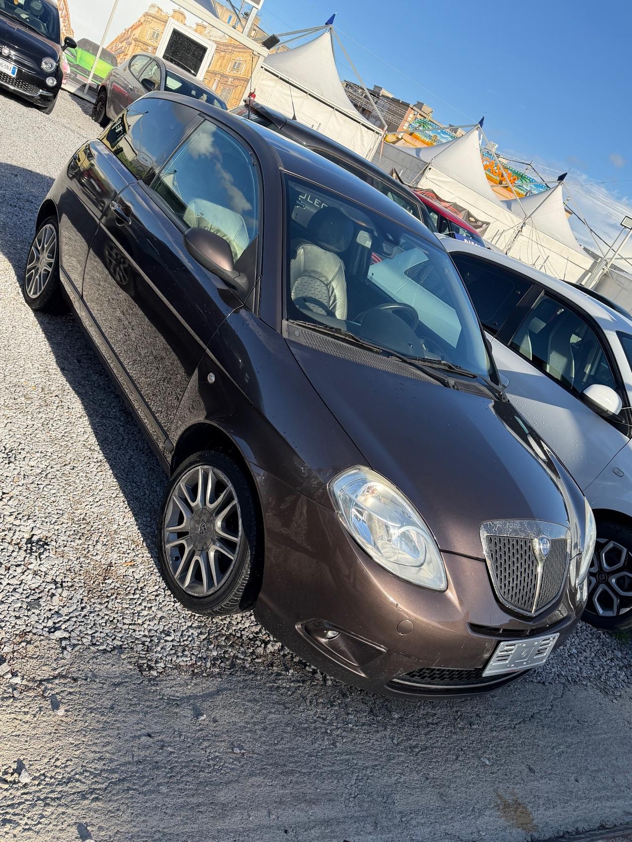 Lancia Ypsilon 1.3 MJT 75 CV Versus