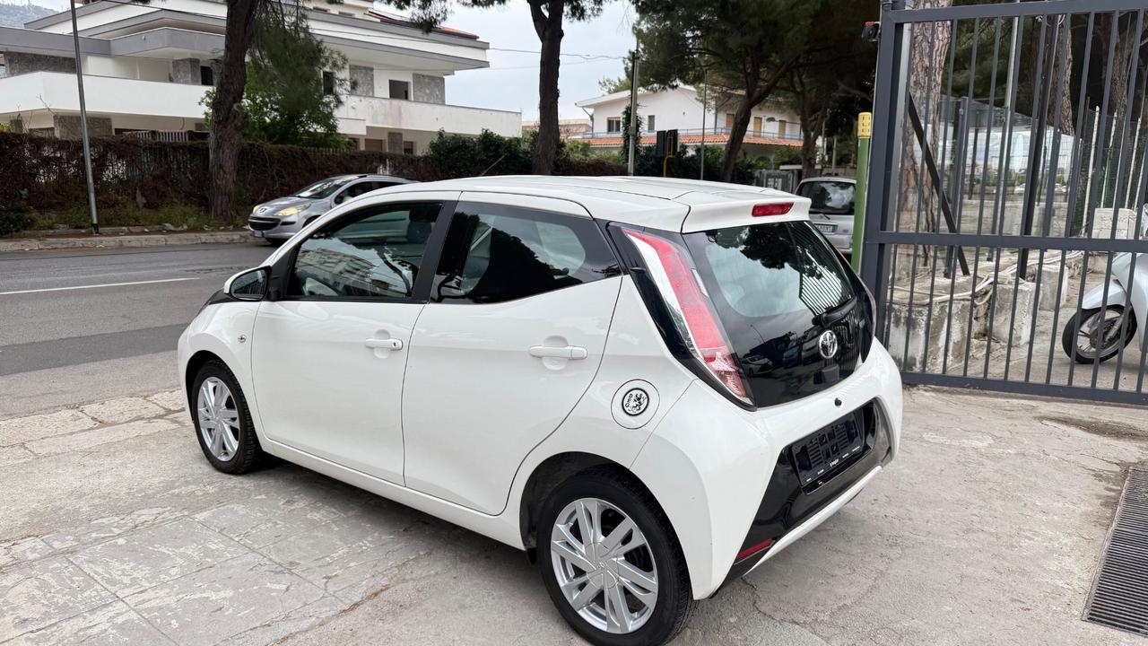 Toyota Aygo 1.0 VVT-i 69 CV 5 porte x-play
