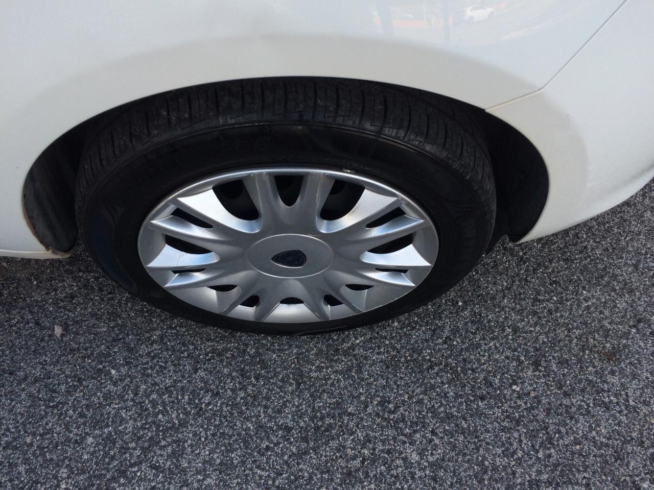 Lancia Ypsilon 1.2 69 CV 5 porte GPL Gold tagliandata distribuzione eseguita a km 138000 garanzia !