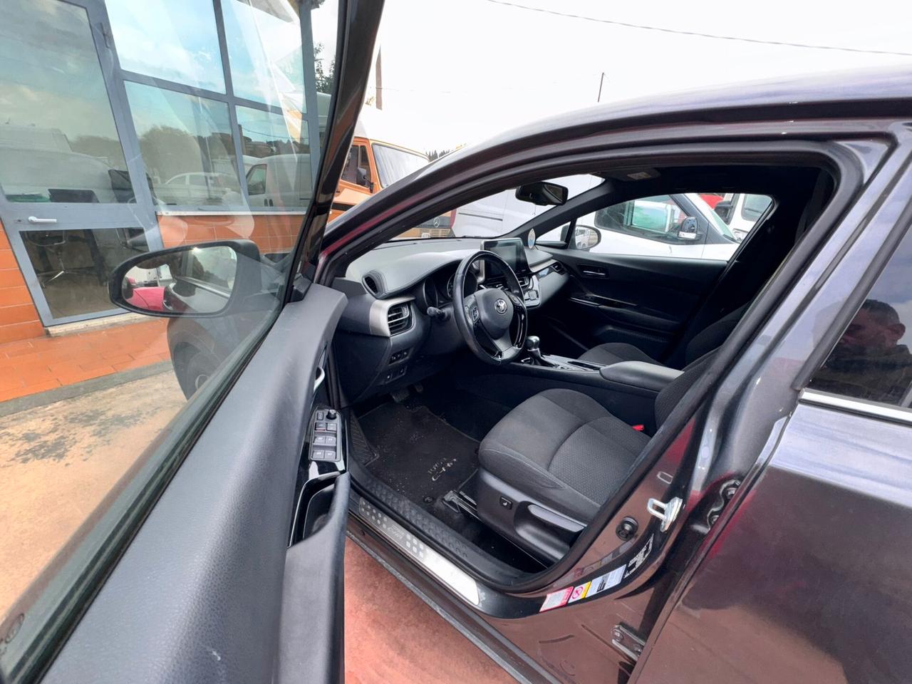 Toyota C-HR CHR 1.8 Hybrid E-CVT