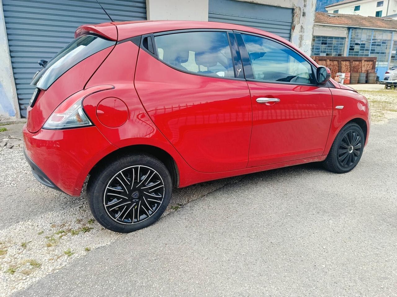 Lancia Ypsilon 1.2 69 CV 5 porte GPL Ecochic Silver