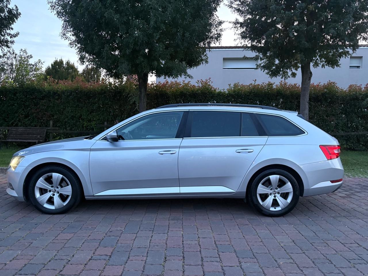 Skoda Superb 2.0 TDI DSG Wagon Style
