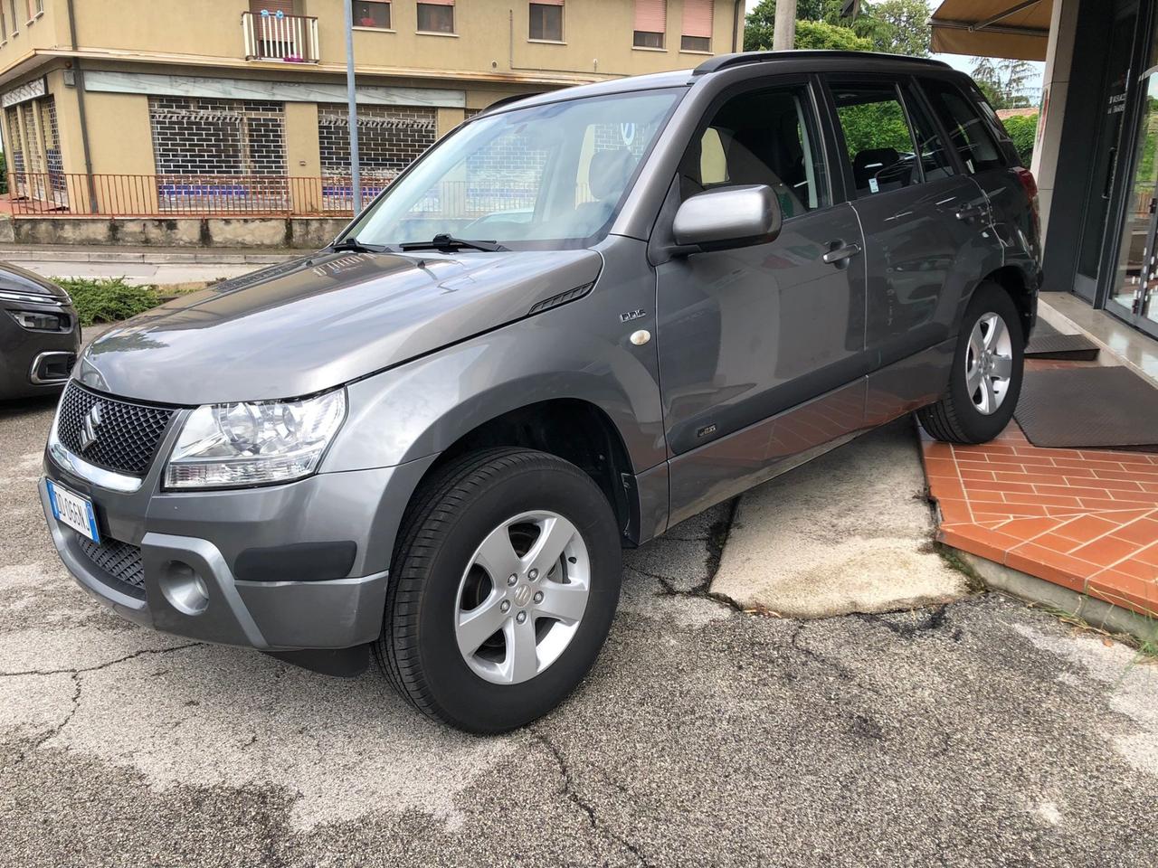 Suzuki Grand Vitara 1.9 DDiS 5 porte gancio traino, neopatentati
