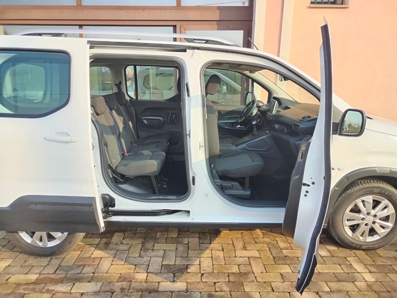 Peugeot Rifter 130cv. full.