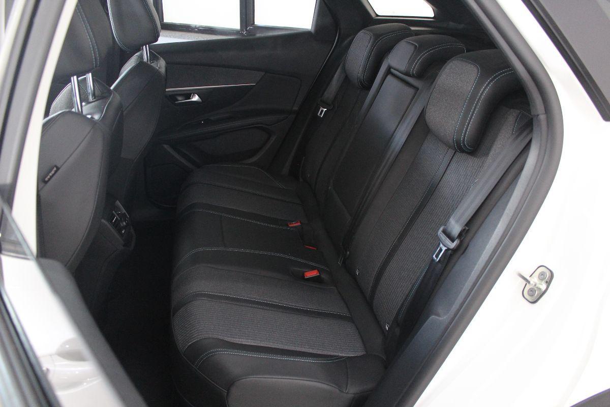 PEUGEOT - e-3008