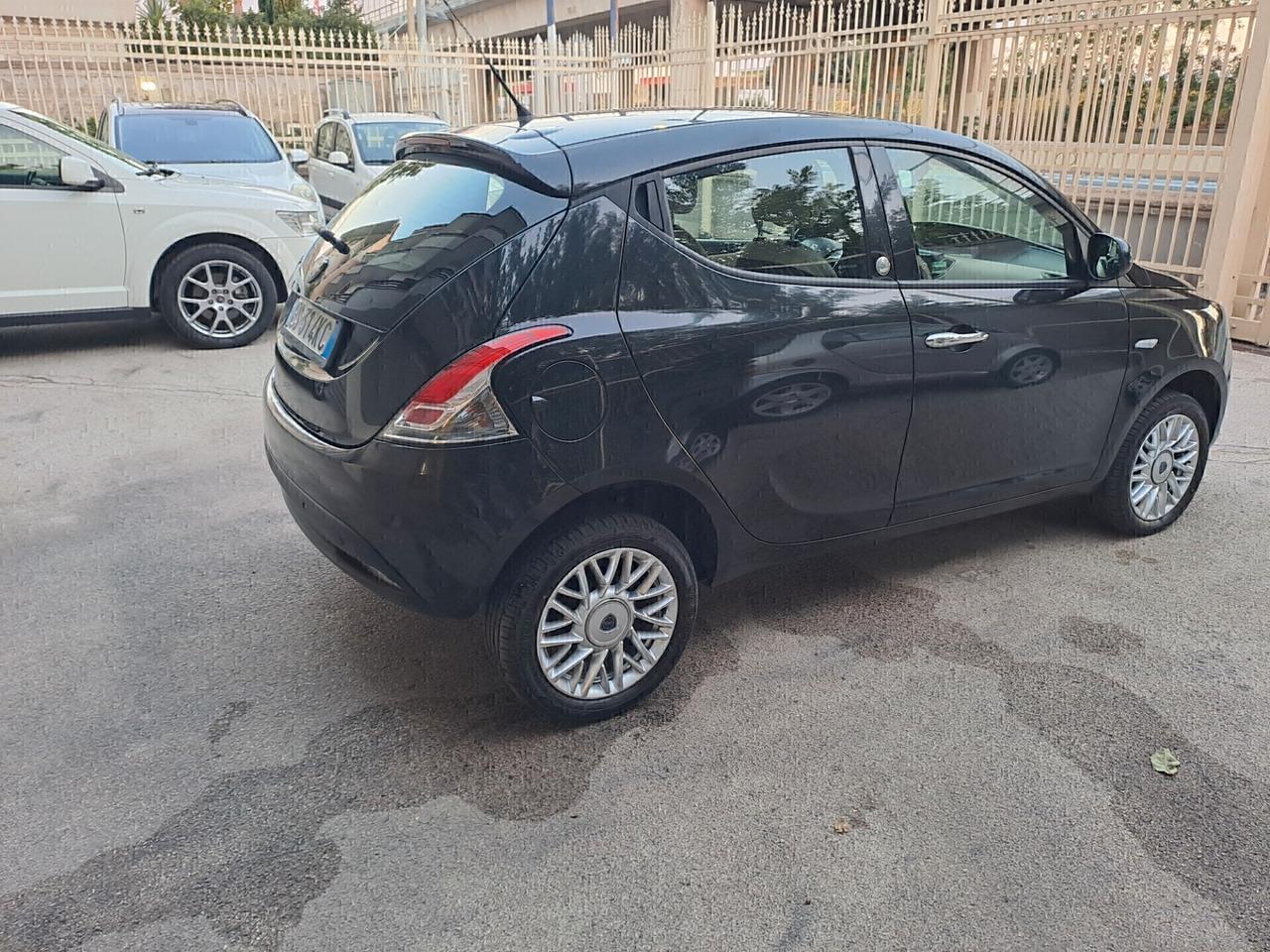 Lancia Ypsilon 0.9 TwinAir 85 CV 5 porte Metano Ecochic Gold