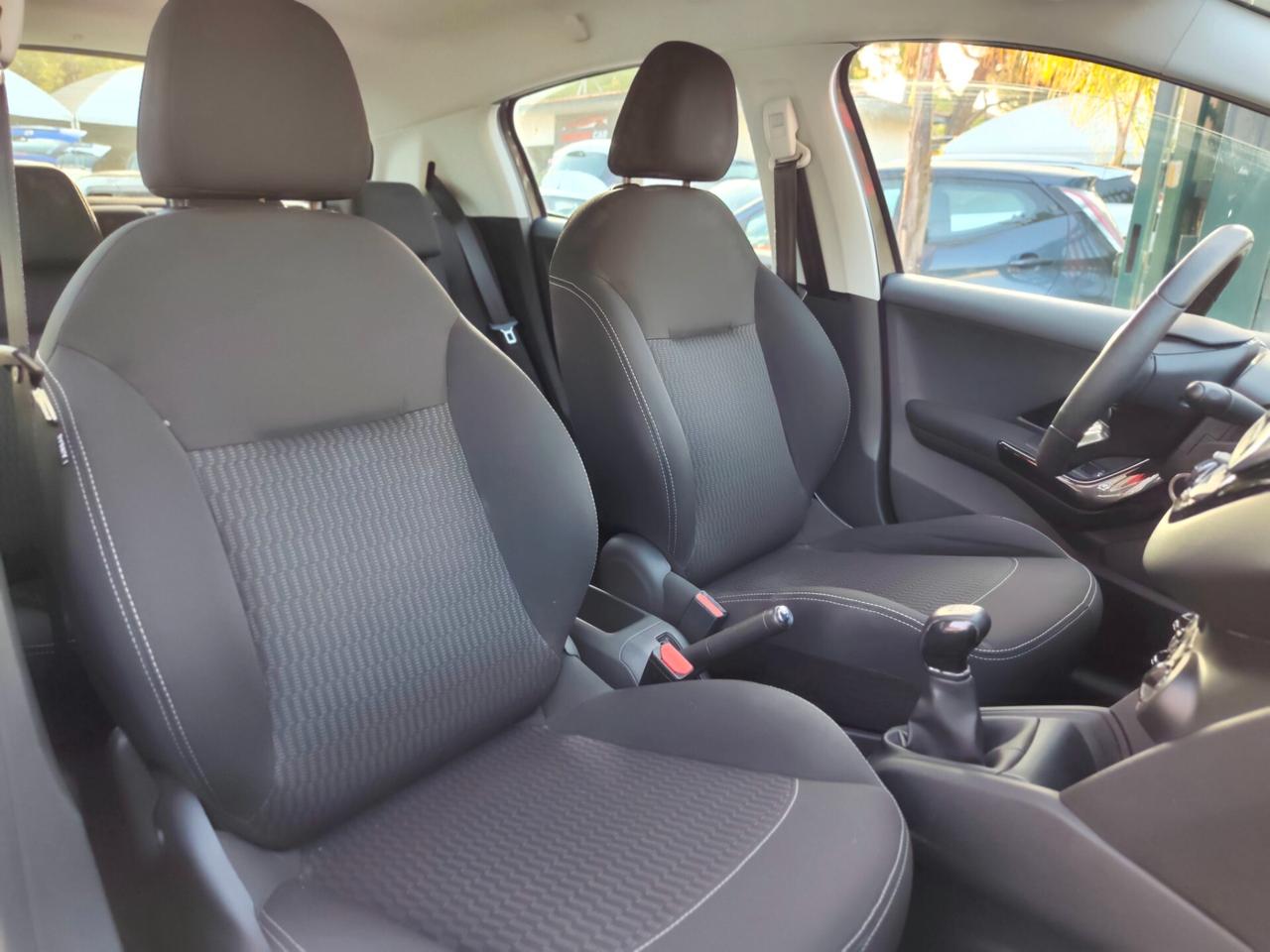 Peugeot 208 PureTech 82 5 porte Black Line
