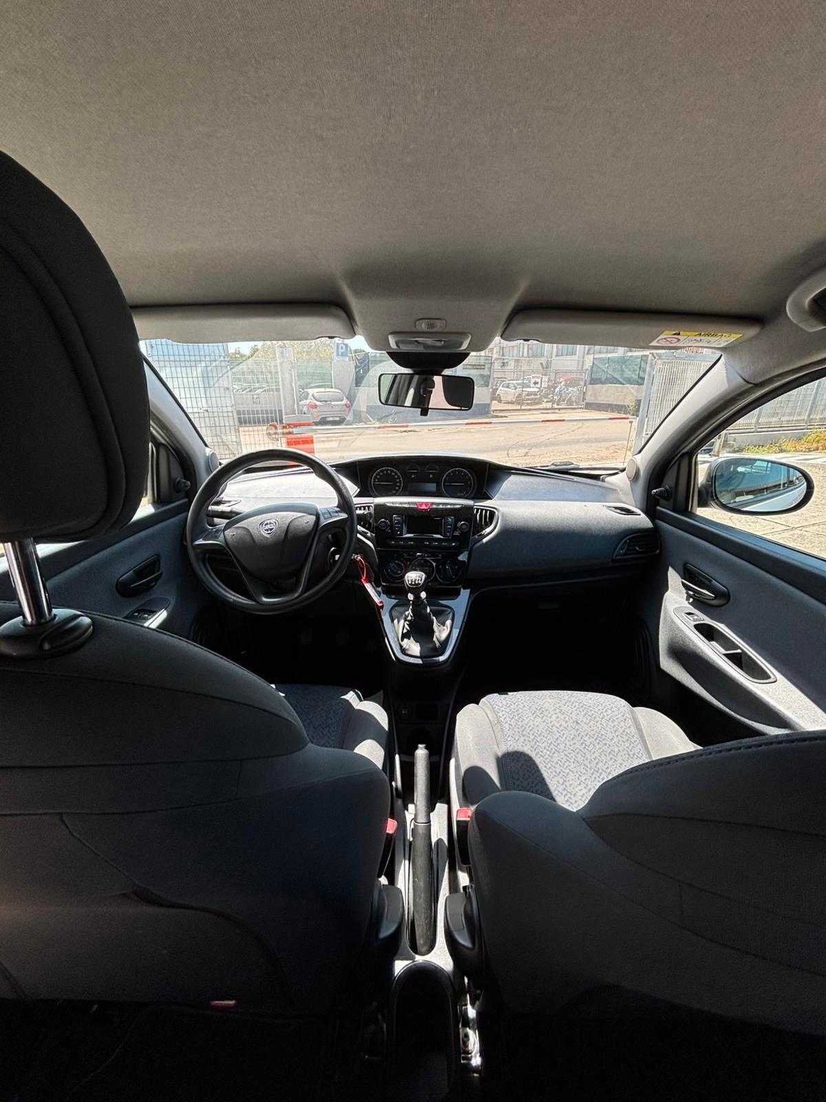Lancia Ypsilon 1.0 FireFly 5 porte S&S Hybrid Ecochic Silver