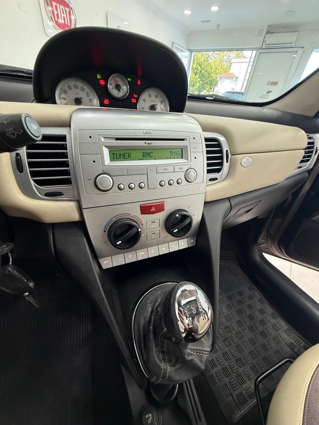 Lancia Ypsilon 1.3 MJT 75 CV Platino