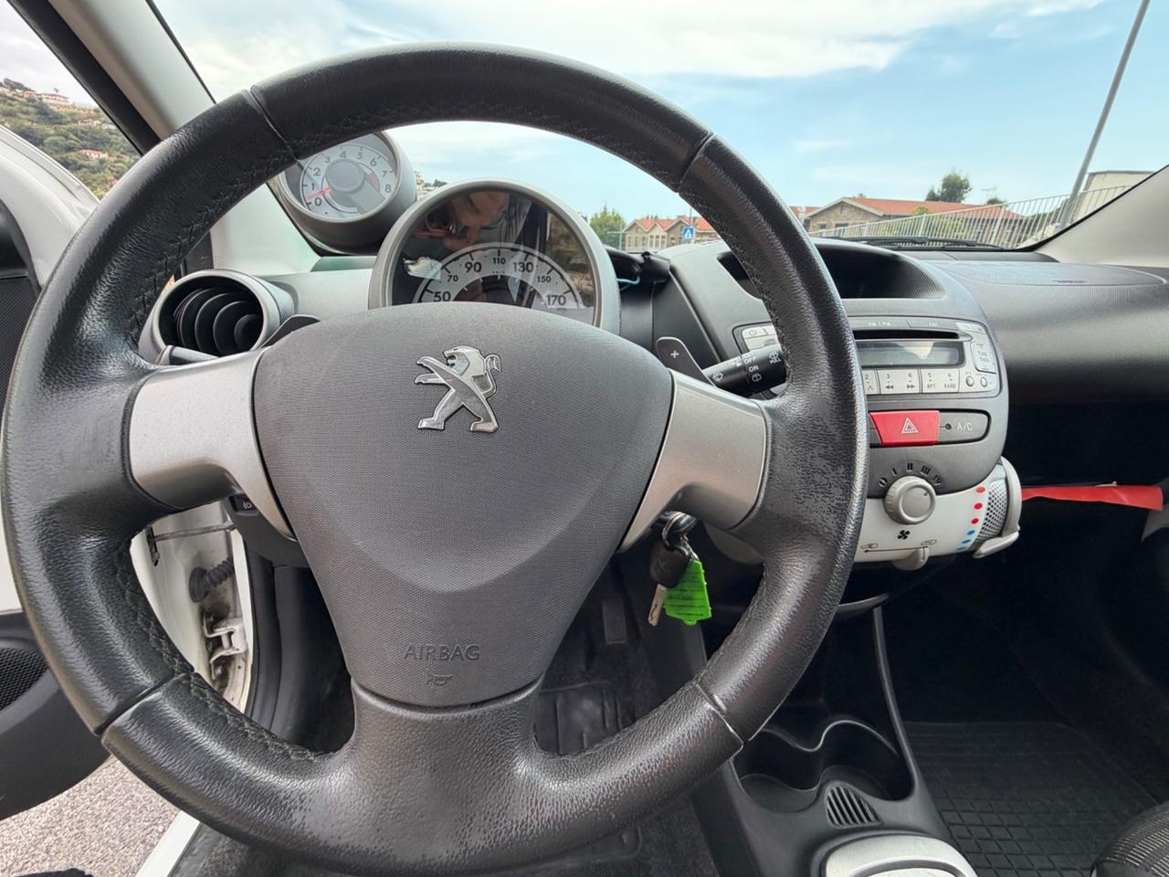Peugeot 107 CON CAMBIO AUTOMATICO NEOPATENTATI