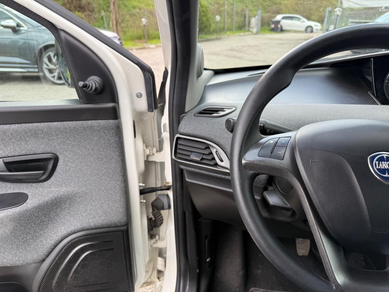 Lancia Ypsilon 1.0 FireFly 5 porte S&S Hybrid Ecochic Silver