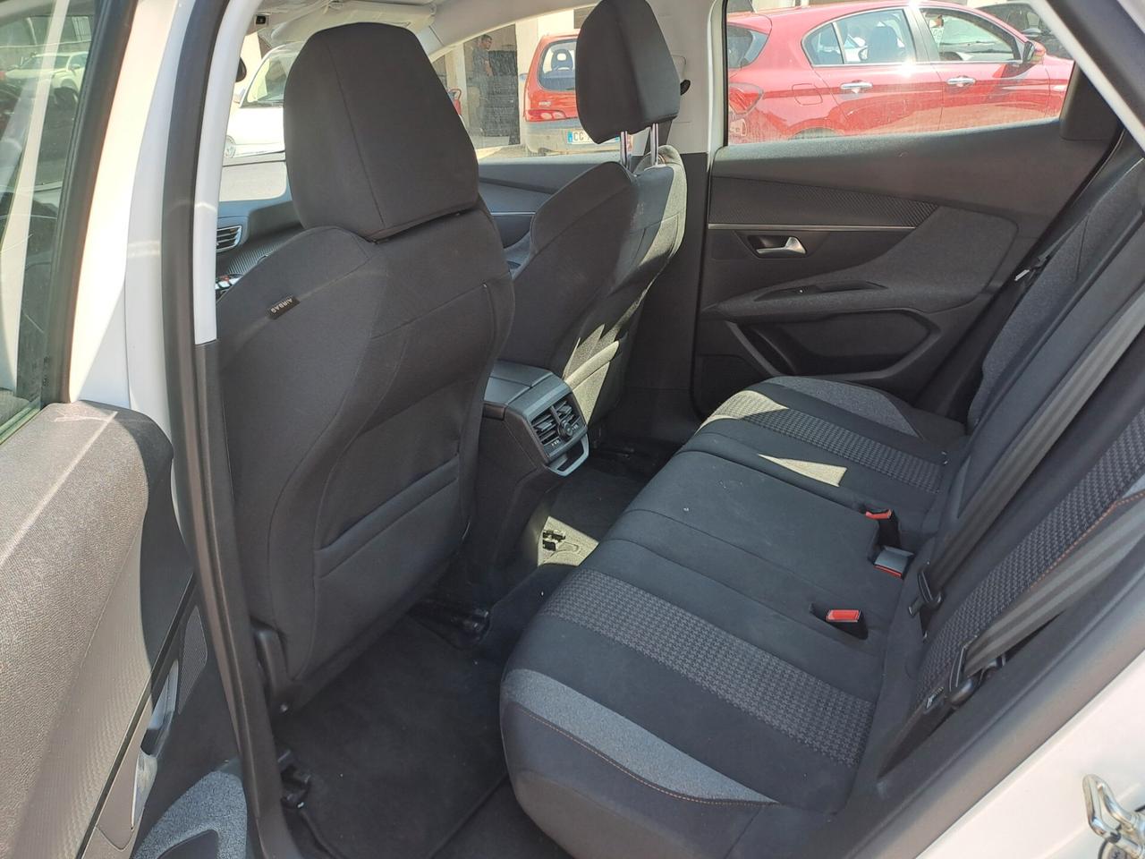 Peugeot 3008 BlueHDi 130 S&S EAT8 Business