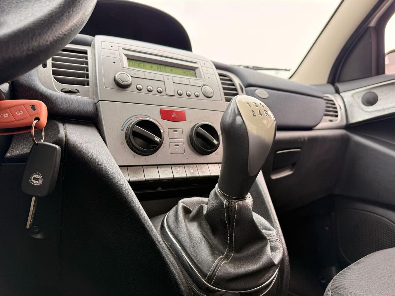 Lancia Ypsilon 1.3 MJT 75 CV Argento