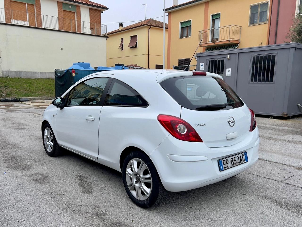 Opel Corsa 1.2 Benzina e GPL