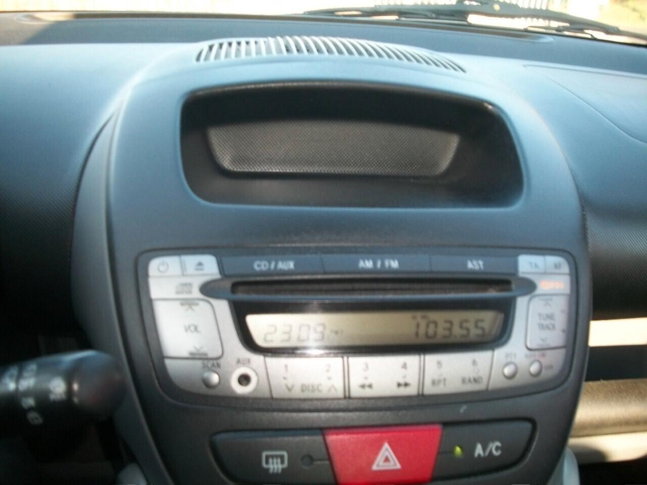Toyota Aygo 1.0 12V VVT-i 5 porte Sol CC 998 BENZINA SI NUOVI PATENTATI GARANZIA UN ANNO KM 122500 COME NUO