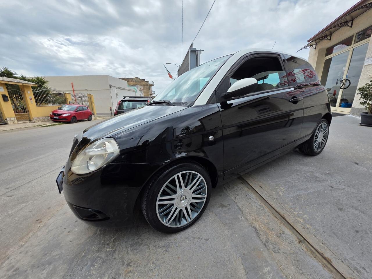 Lancia Ypsilon 1.3 MJT 105 CV Sport MomoDesign