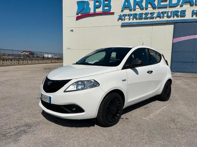 Lancia Ypsilon 1.0 FireFly 5 porte S&S Hybrid Ecochic Silver