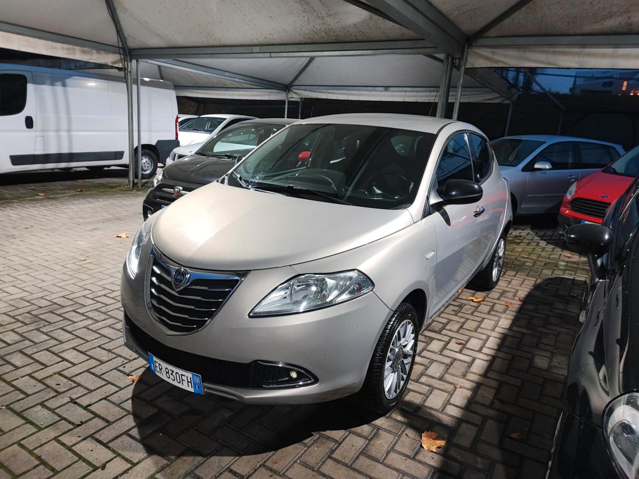 Lancia Ypsilon con 26 Euro 450 km