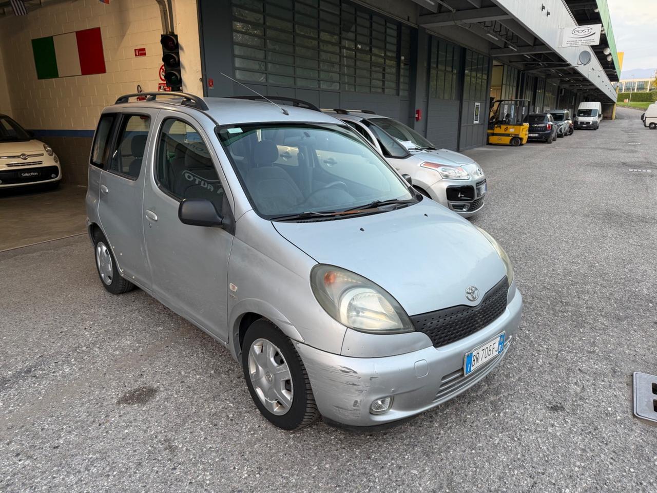 Toyota Yaris 1.3i 16V cat 5 porte Luna