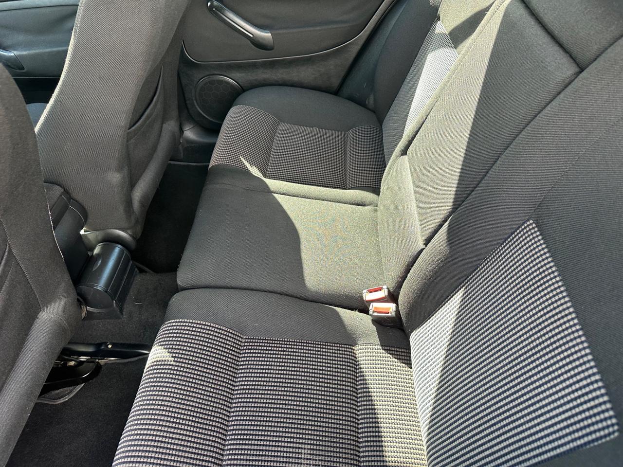 Volkswagen Golf 1.6 benz 2000