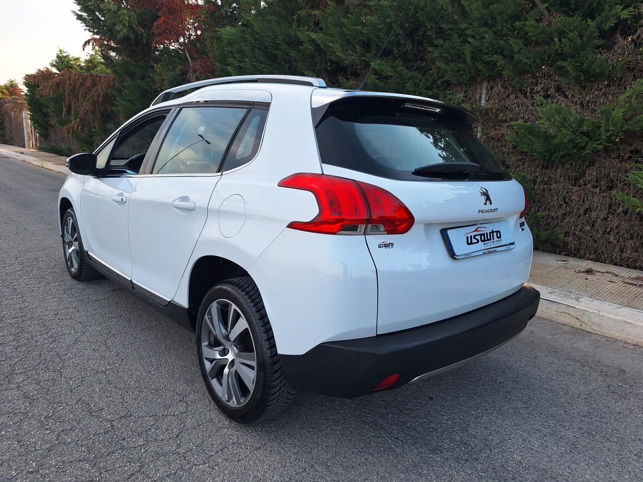 Peugeot 2008 1.6 e-HDi 92 CV "Allure" NAVI