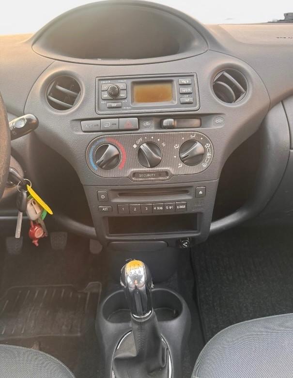 Toyota Yaris 1.0i 16V cat 5 porte Sol