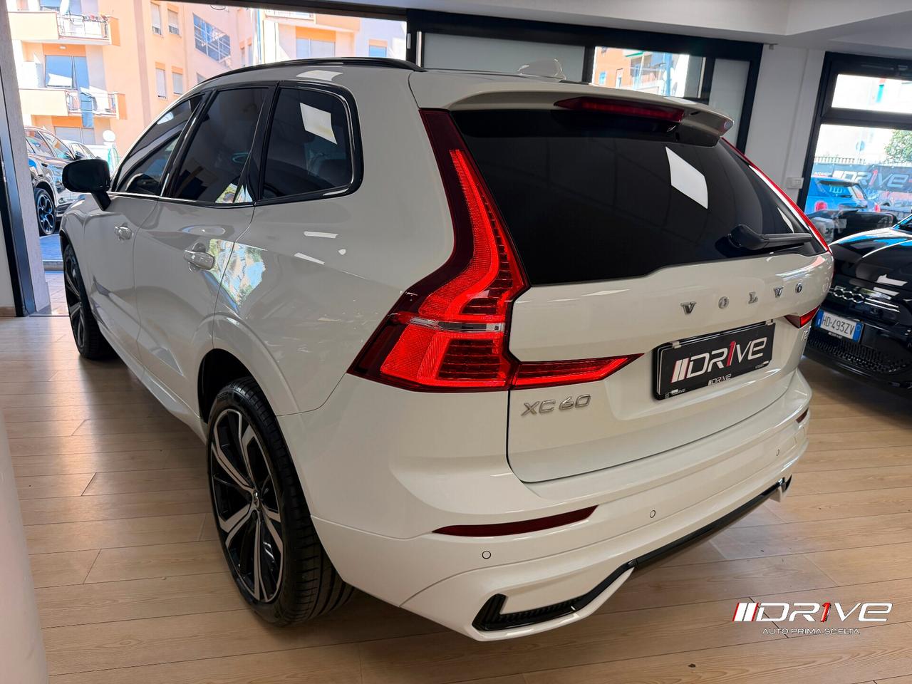 VOLVO XC60 (2017-->) XC60 B4 (d) AWD Geartronic...
