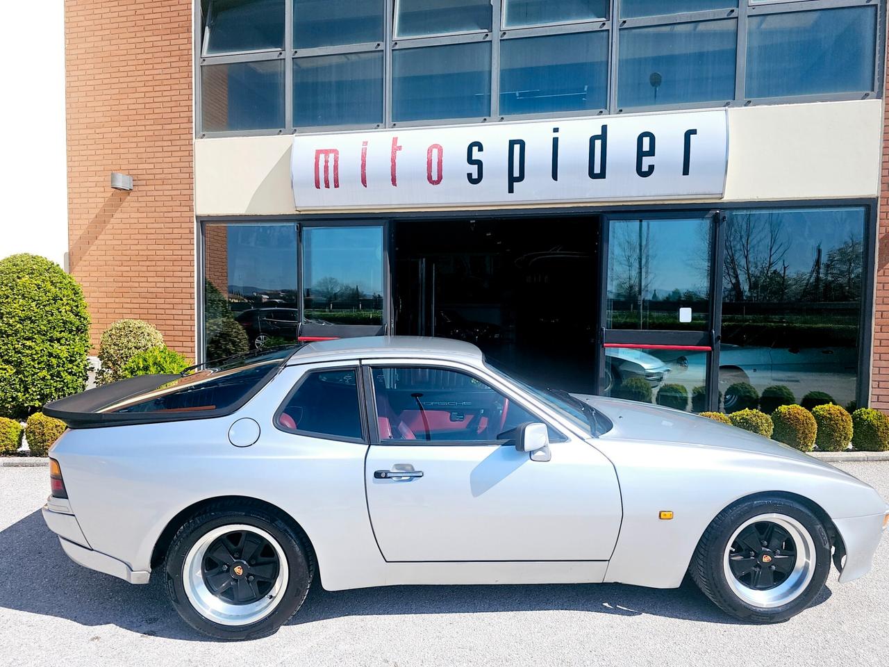 Porsche 944