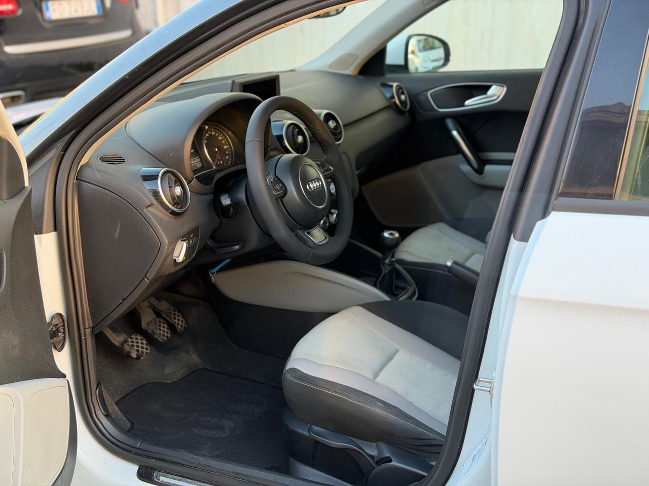 Audi a1 1.6 105cv sportback S-LINE