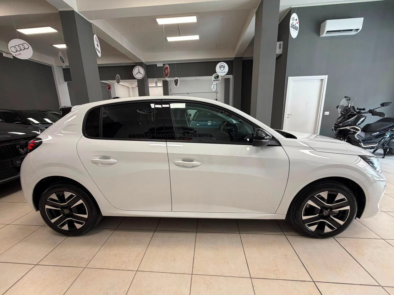Peugeot 208 Hybrid 100 e-DCS6 Allure a rate da 185 €