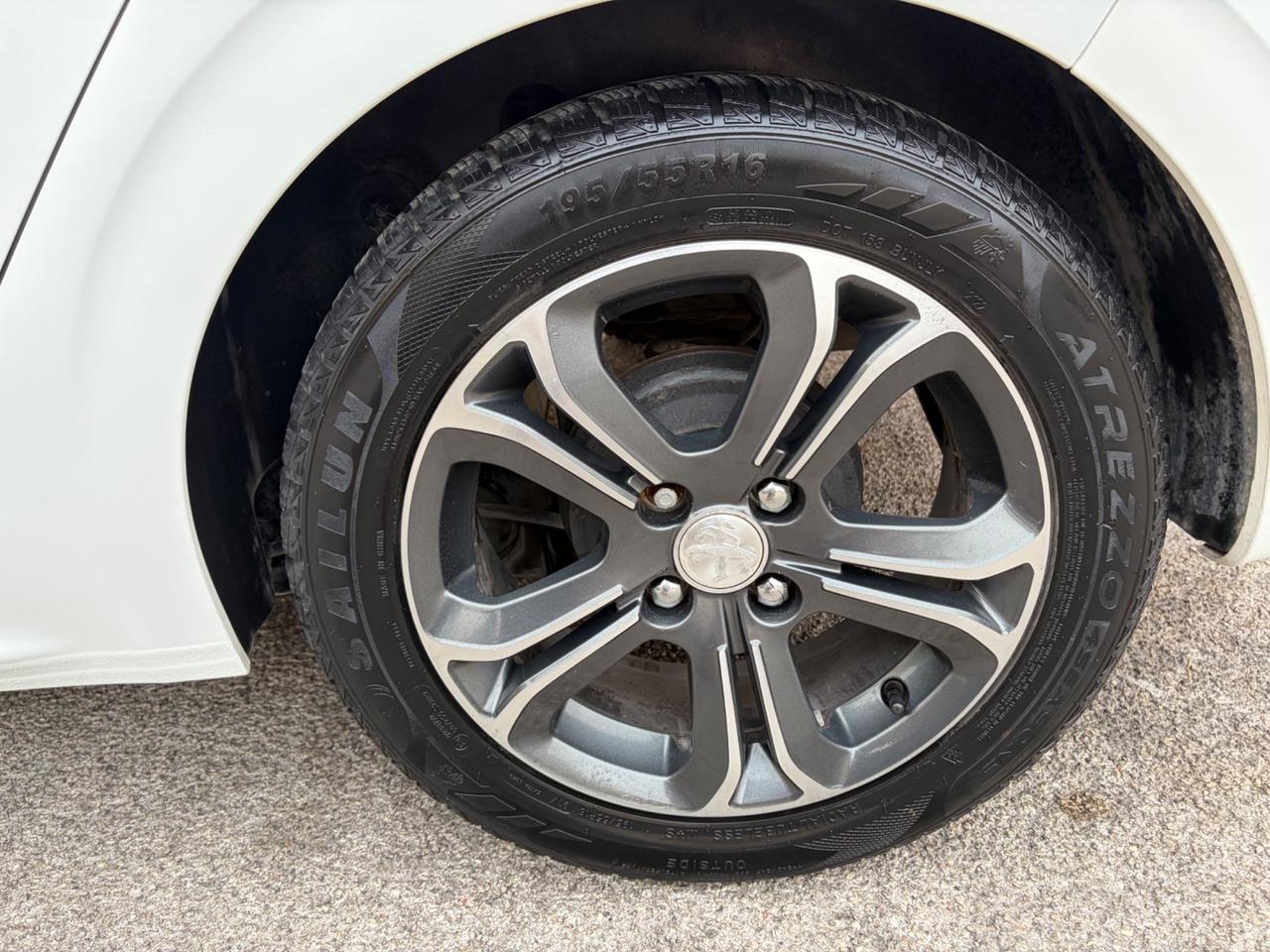 Peugeot 208 1.4 HDi 68 CV strafull
