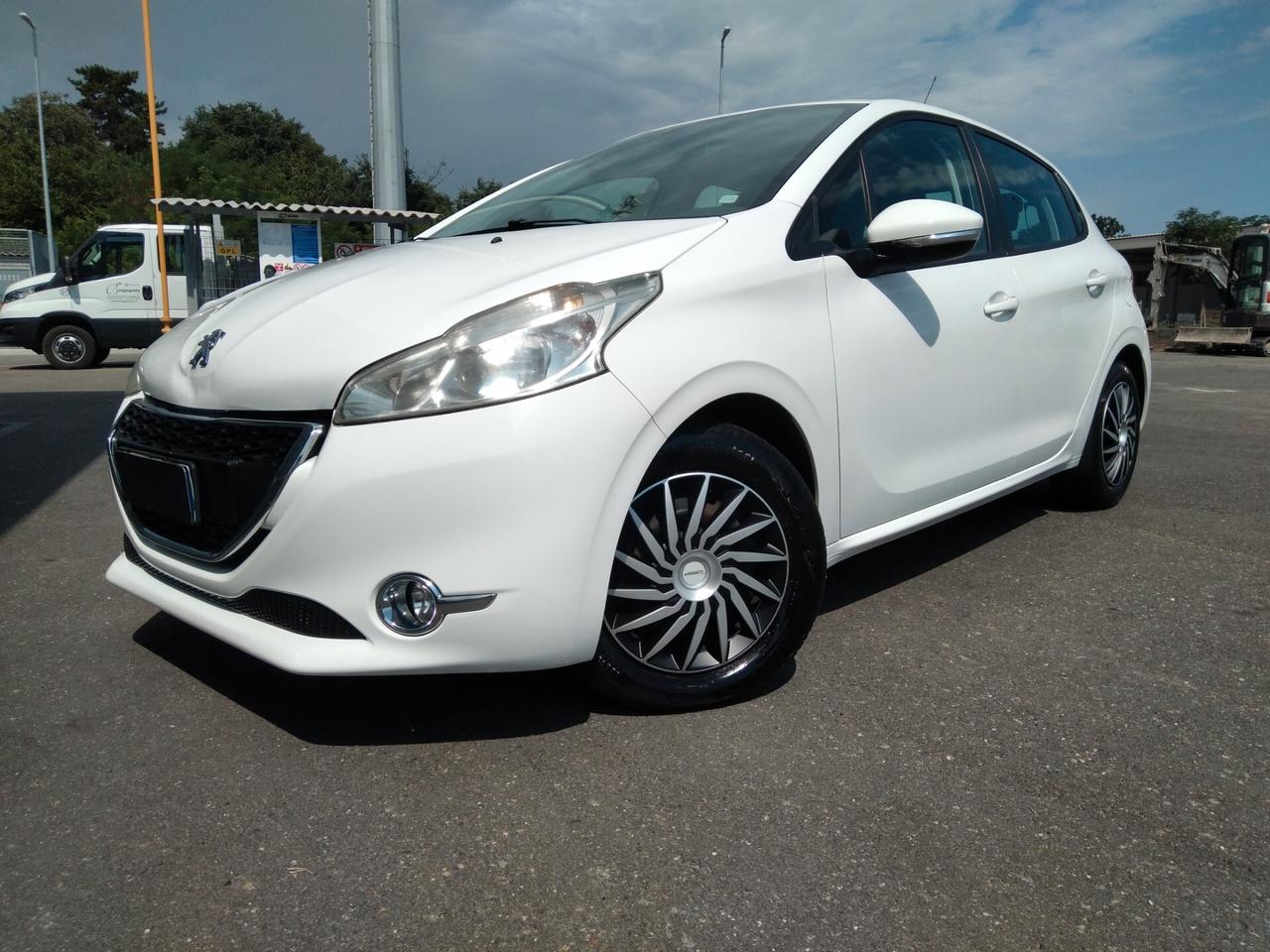 Peugeot 208 1.4 HDi 68 CV 5 porte Allure x neopatentati