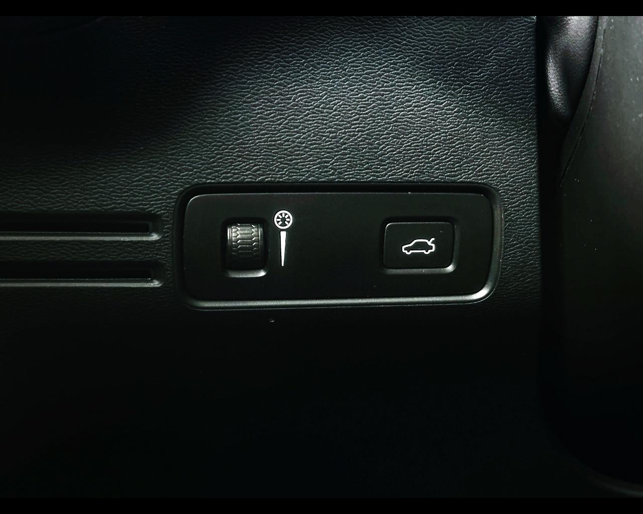 VOLVO XC40 (2017-->) - XC40 T2 Geartronic Momentum Core N1