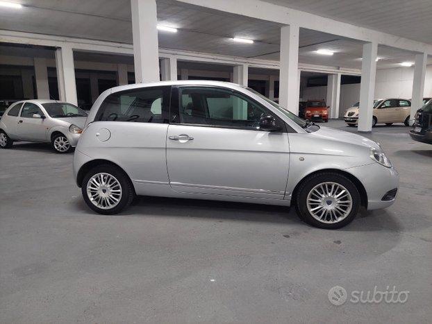 Lancia y x neopatentati