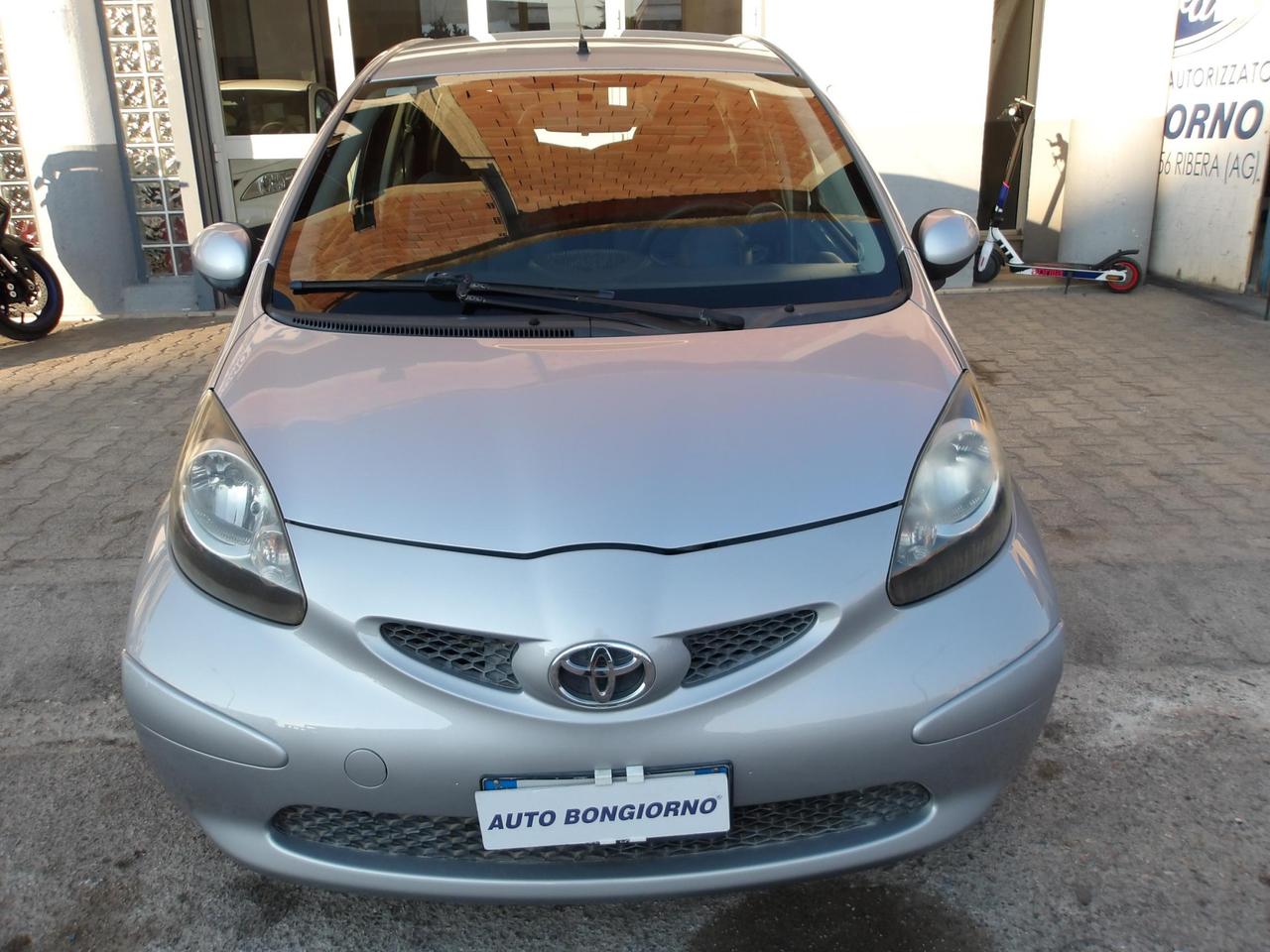 TOYOTA AYGO 5p 1.4d Sol