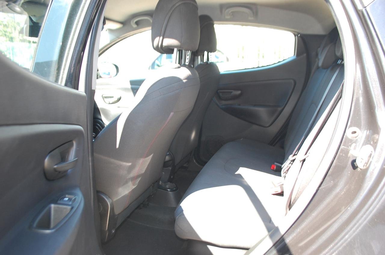 Lancia Ypsilon 1.0 firefly hybrid 70CV Gold S&S Uff Italy USB