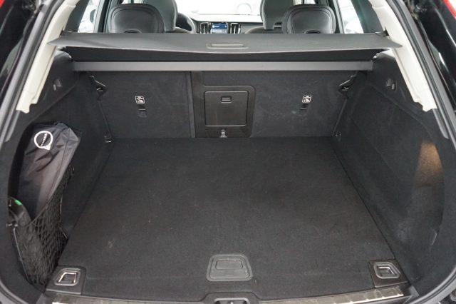 VOLVO XC60 B4 (d) AWD automatico Momentum Sport