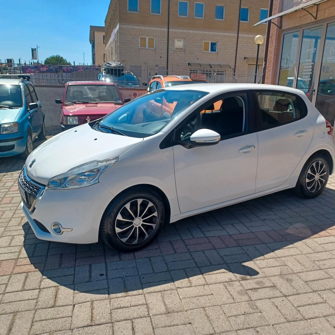 SEMBRA NUOVA PEUGEOT 208 1.4 GPL DI FABBRICA