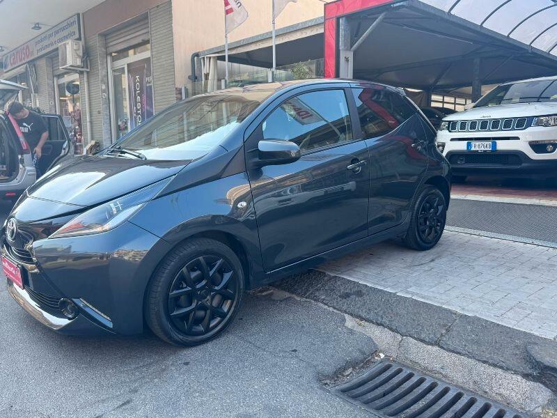 Toyota Aygo 1.0 VVT-i 69 CV 5 porte x-black