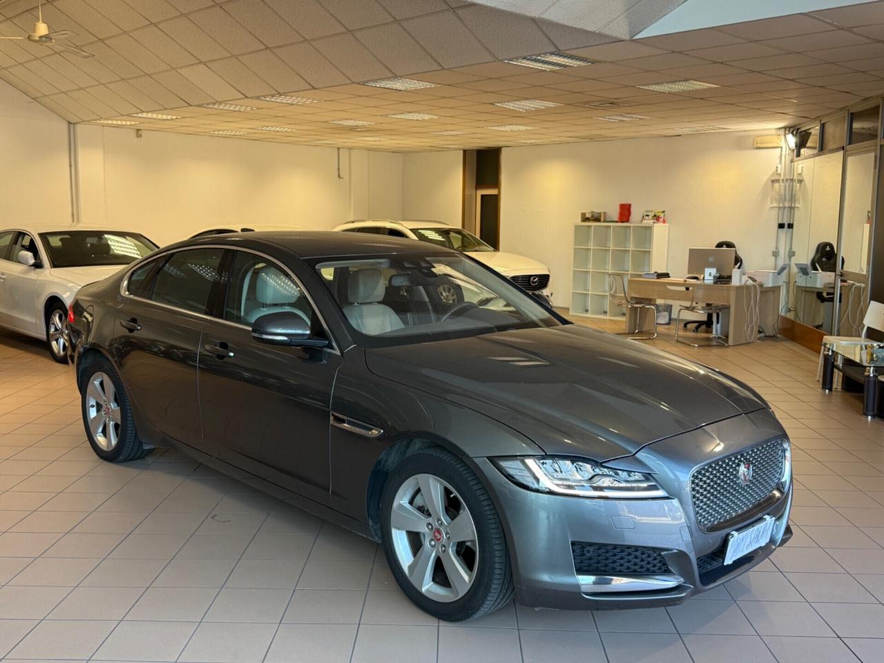 Jaguar XF 2.0 D 180CV 4X4 automatica Pure Business