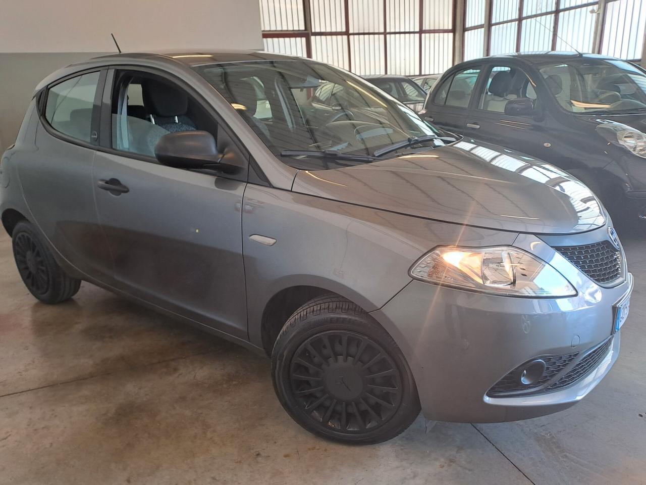 Lancia Ypsilon 1.0 FireFly 5 porte S&S Hybrid Ecochic Silver