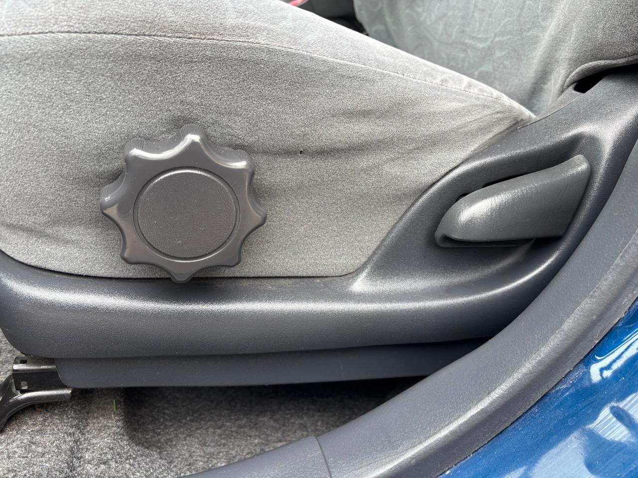 Toyota Yaris 1.0i 16V cat 5 porte Sol-2000