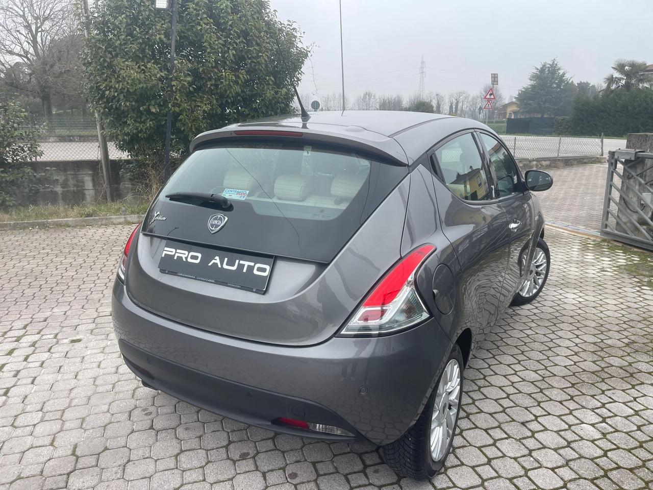 Lancia Ypsilon 0.9 TwinAir 85 CV 5 porte S&S DFN Platinum