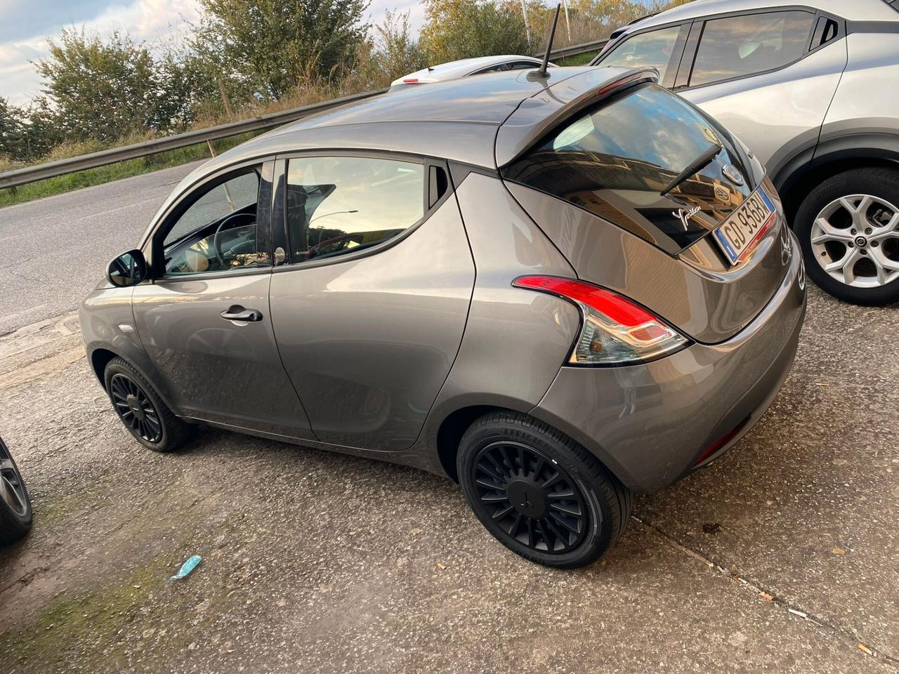 Lancia Ypsilon 1.0 FireFly 5 porte S&S Hybrid Ecochic Silver