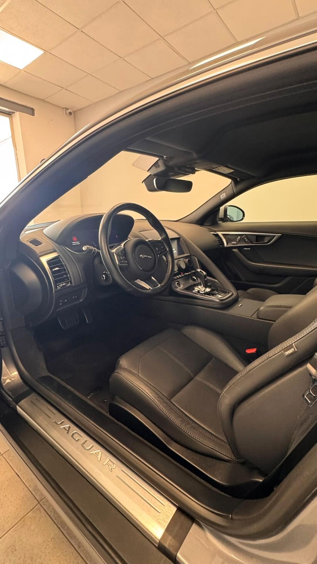 Jaguar F-Type 2.0 aut. Coupé R-Dynamic Black