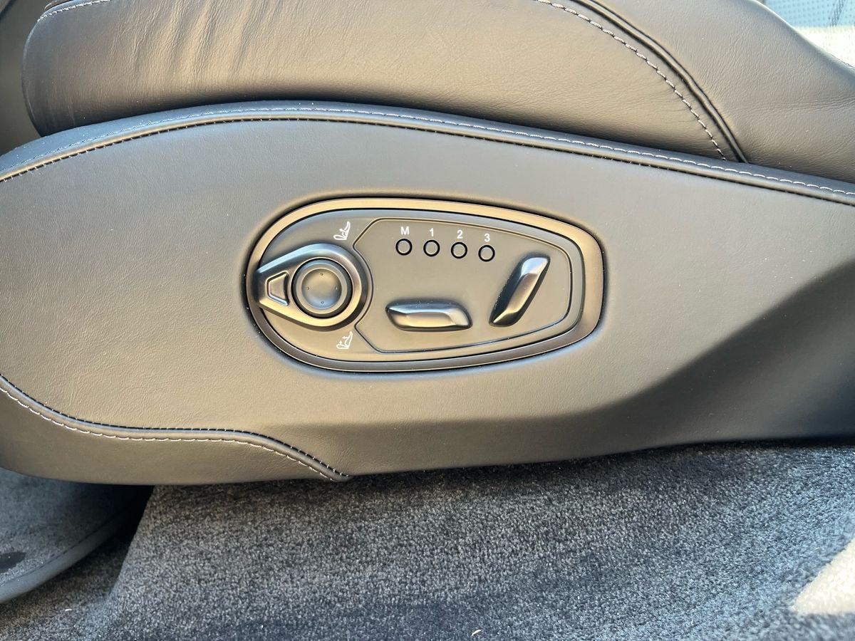 ASTON MARTIN DBX707 4.0