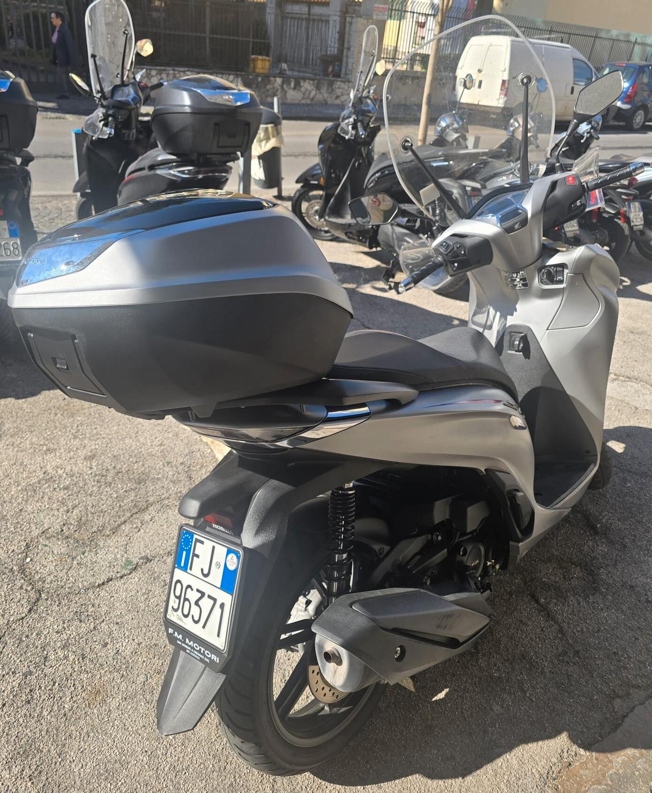 Honda SH 350 Sport con paravento e bauletto