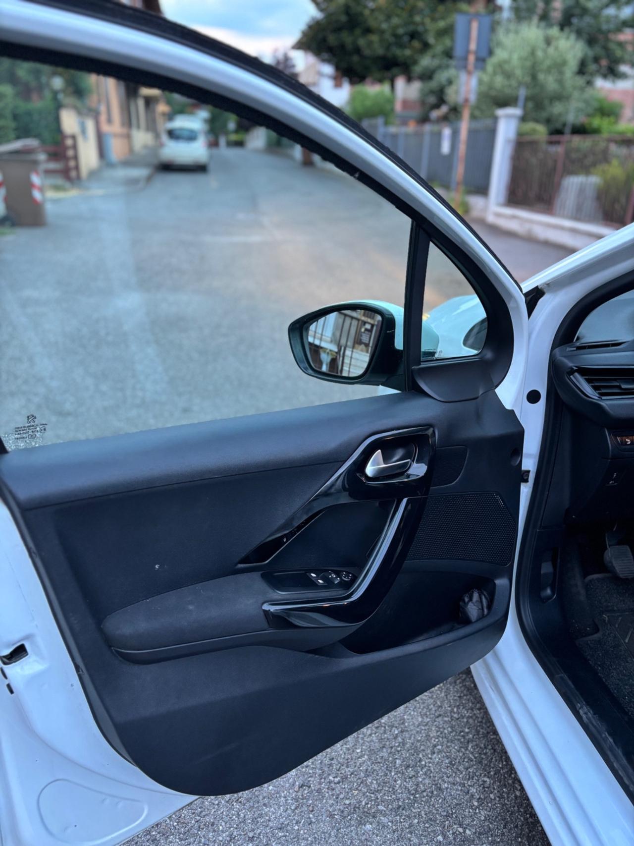 Peugeot 208 PureTech 82 5p. GPL Allure